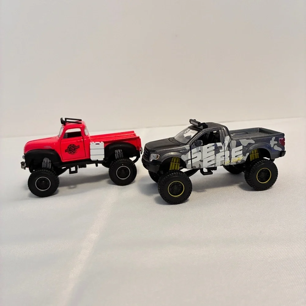 Maisto 1953 Chevrolet 3100 & Ford F-150 XL Diecast Pickup Trucks Set of 2